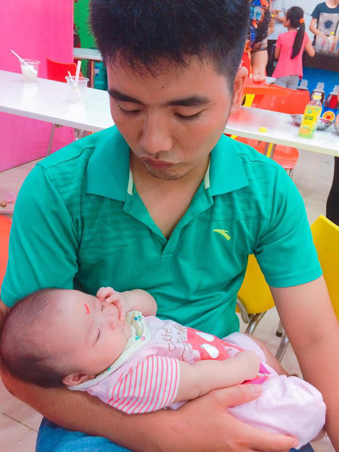 Xem video bố diễn trò cho con ăn, hội chị em phát thèm một anh chồng khéo như thế