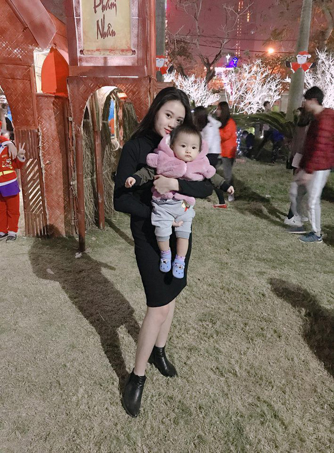 Xem video bố diễn trò cho con ăn, hội chị em phát thèm một anh chồng khéo như thế