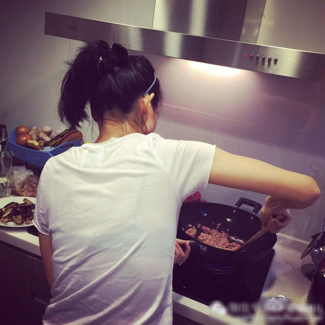 Đăng đàn than tủi thân suýt rơi nước mắt vì chồng không nấu cơm chiều, cô vợ trẻ tưởng được bênh, ai ngờ bị chị em xông vào mắng