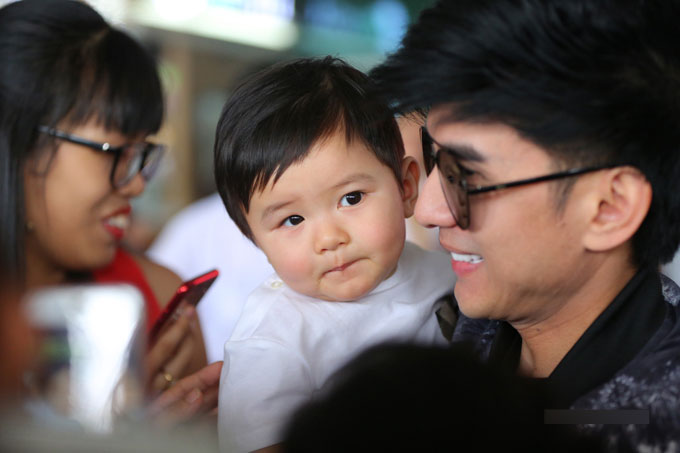 Vợ chồng Đan Trường lần đầu đưa con trai về nước thăm gia đình