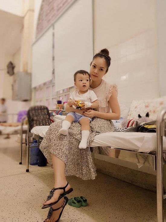 Con trai Dương Cẩm Lynh bị cửa dập vào tay, nguy hiểm đến mức phải nhập viện