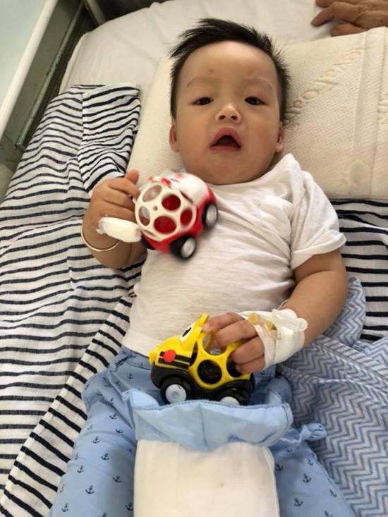 Con trai Dương Cẩm Lynh bị cửa dập vào tay, nguy hiểm đến mức phải nhập viện Con trai Dương Cẩm Lynh bị cửa dập vào tay, nguy hiểm đến mức phải nhập viện