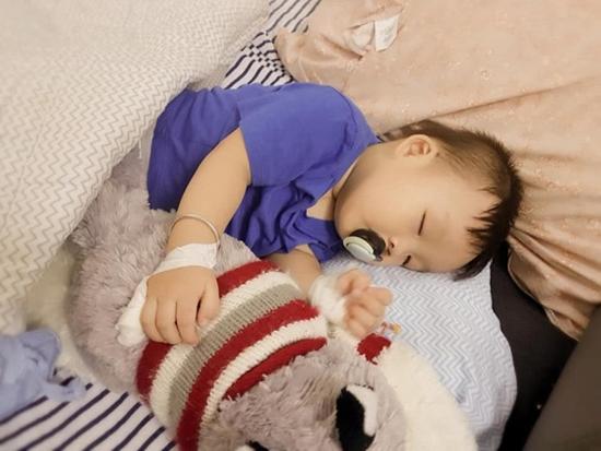 Con trai Dương Cẩm Lynh bị cửa dập vào tay, nguy hiểm đến mức phải nhập viện