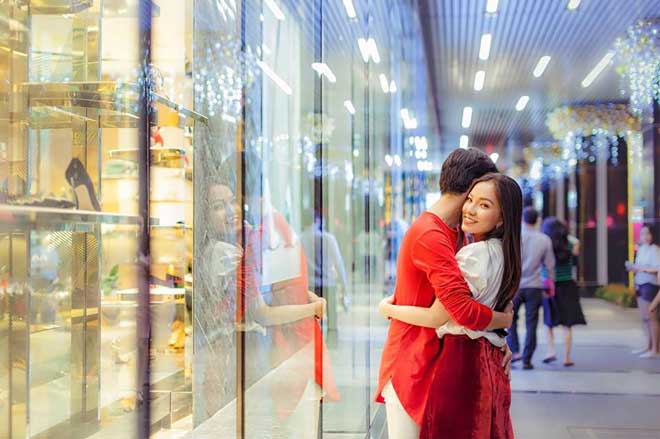 Vợ cũ Lâm Vinh Hải say đắm hôn bạn trai khi đi du lịch Đà Lạt