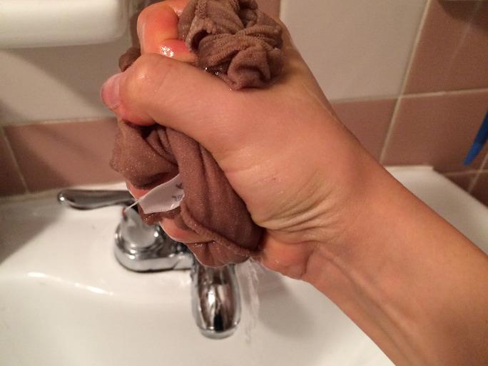 Vừa bực vừa tiếc tiền khi quần tất rách liên tục là vì bạn chưa biết những điều sau!