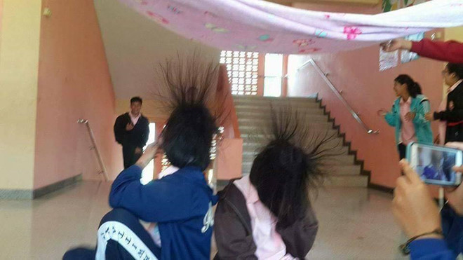 Mùa đông bớt lạnh với trào lưu trùm chăn làm tóc điện giật