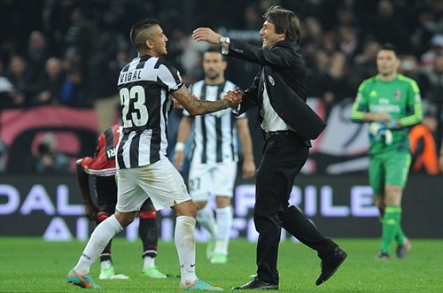 Conte công khai lôi kéo Vidal đến Chelsea