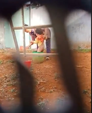 Người phụ nữ lớn tuổi bạo hành dã man, dùng vật cứng thọc vào bộ phận sinh dục bé trai 2 tuổi