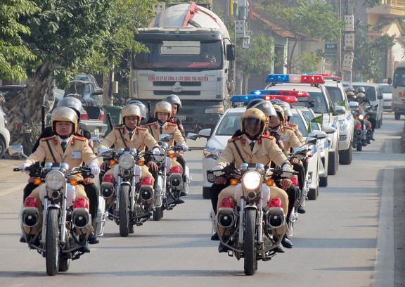 CSGT trang bị vũ khí tuần tra quốc lộ 1A dịp năm mới