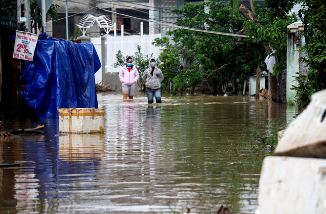 Lũ về bất ngờ, người Nha Trang không kịp trở tay