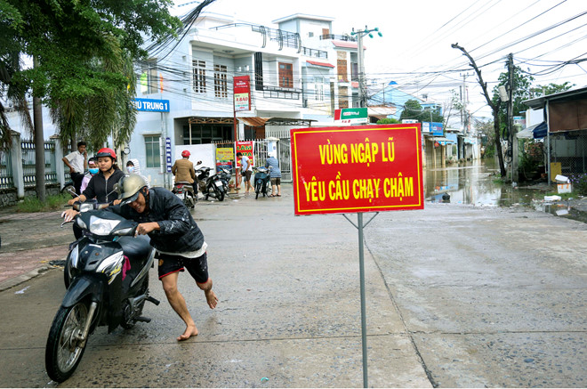 Lũ về bất ngờ, người Nha Trang không kịp trở tay