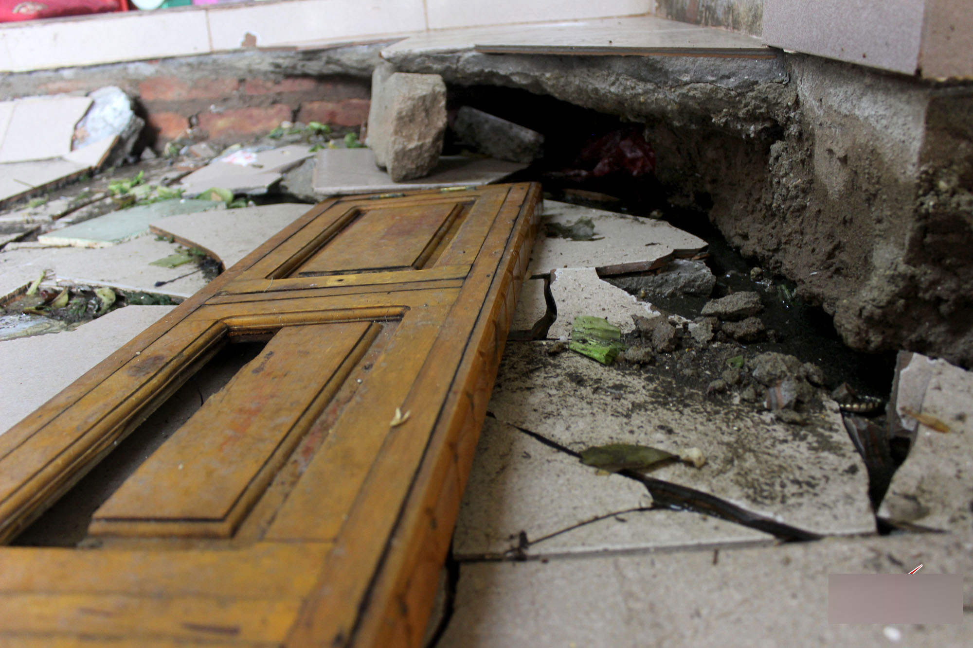 Hà Nội: Bỏ chạy trong đêm vì nền nhà sụt lún