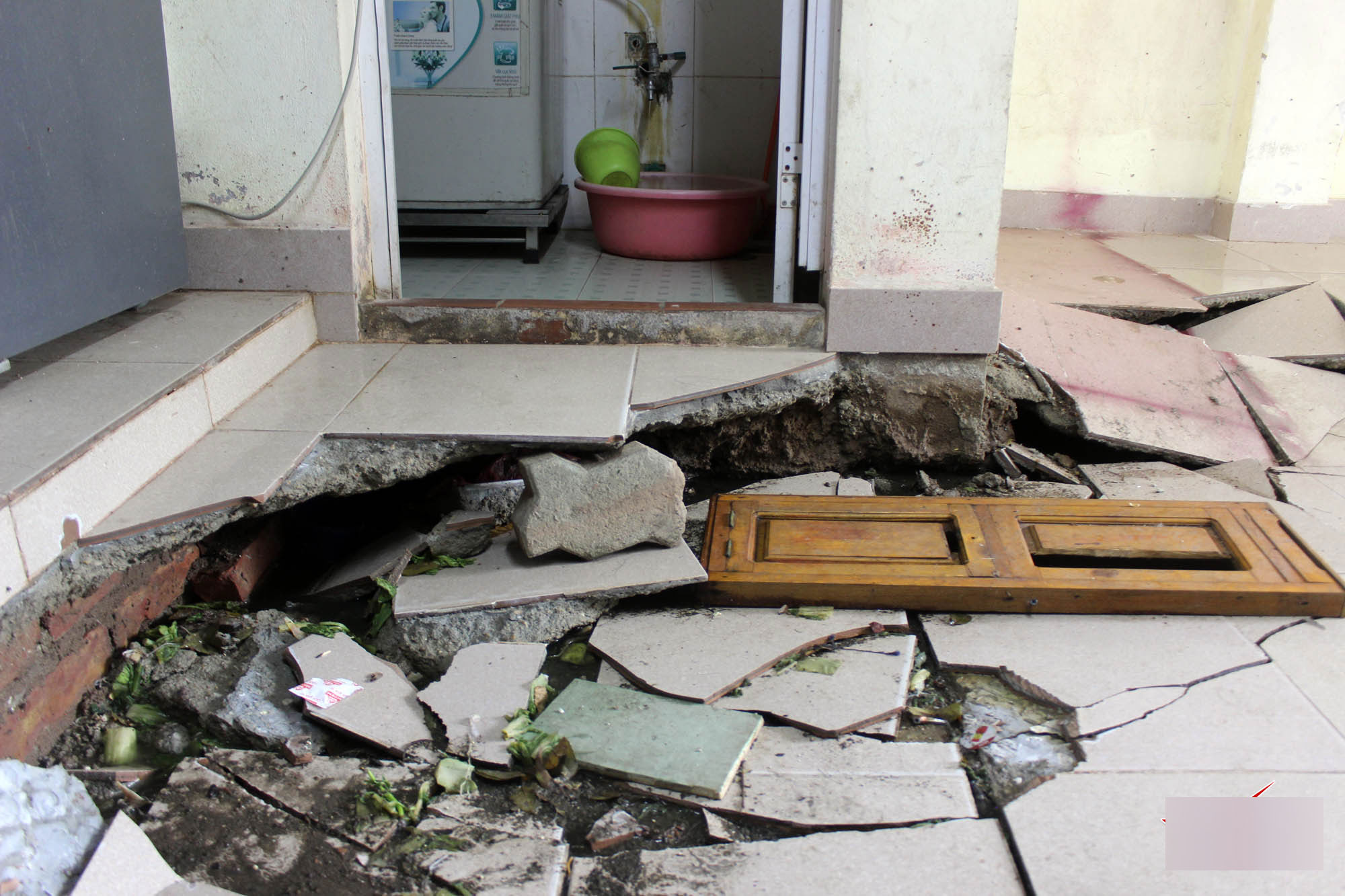 Hà Nội: Bỏ chạy trong đêm vì nền nhà sụt lún