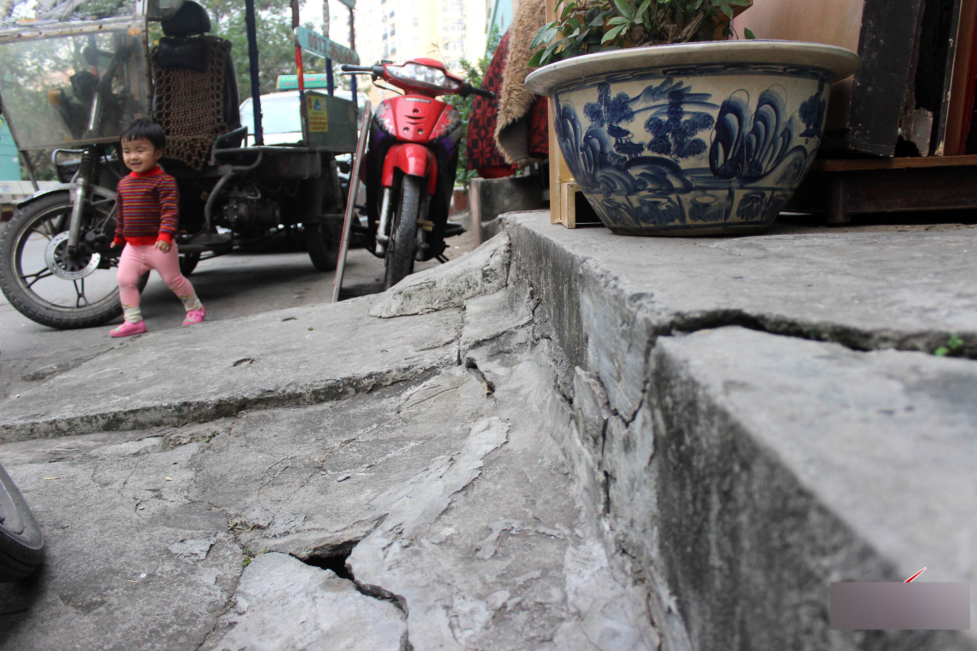 Hà Nội: Bỏ chạy trong đêm vì nền nhà sụt lún