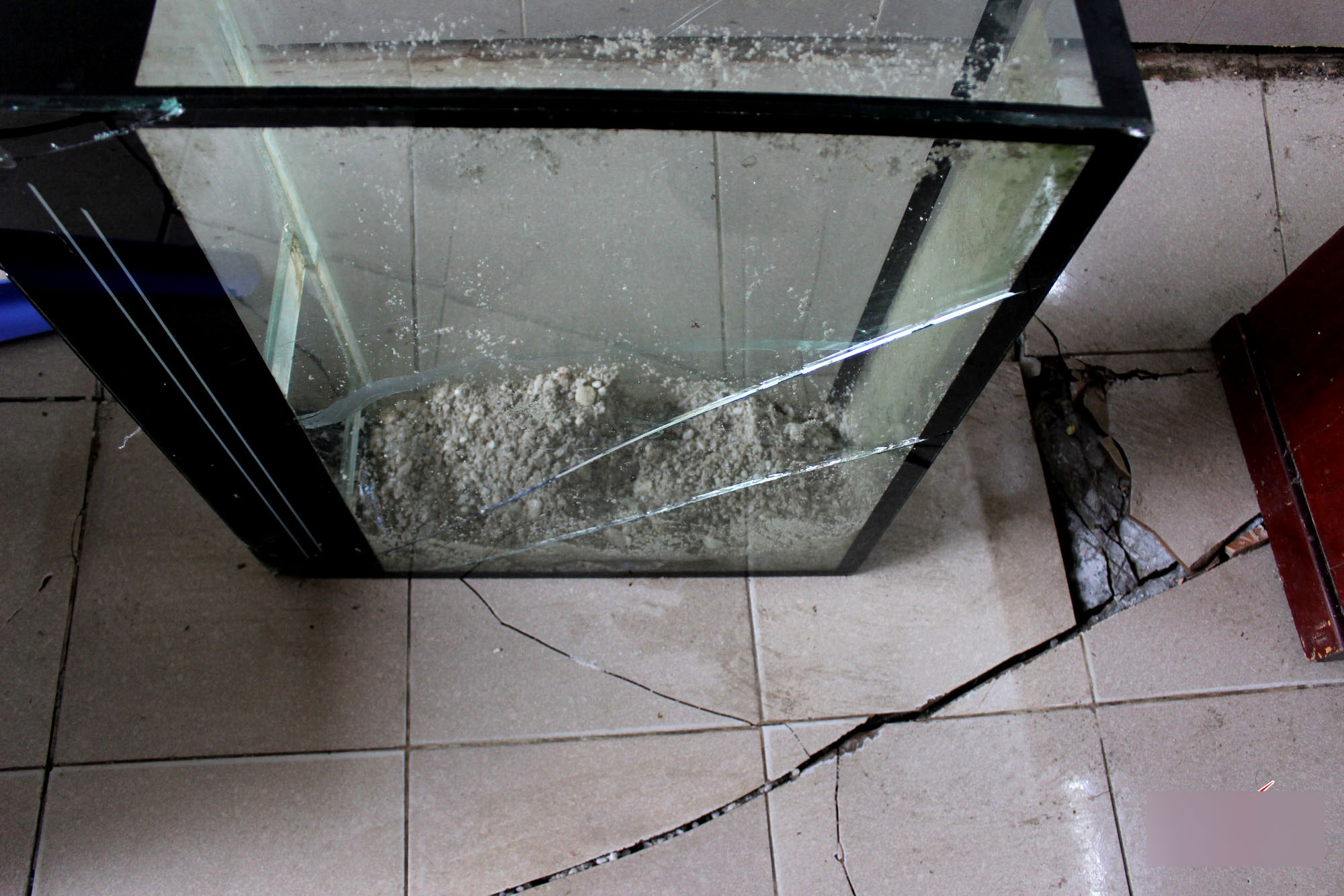 Hà Nội: Bỏ chạy trong đêm vì nền nhà sụt lún