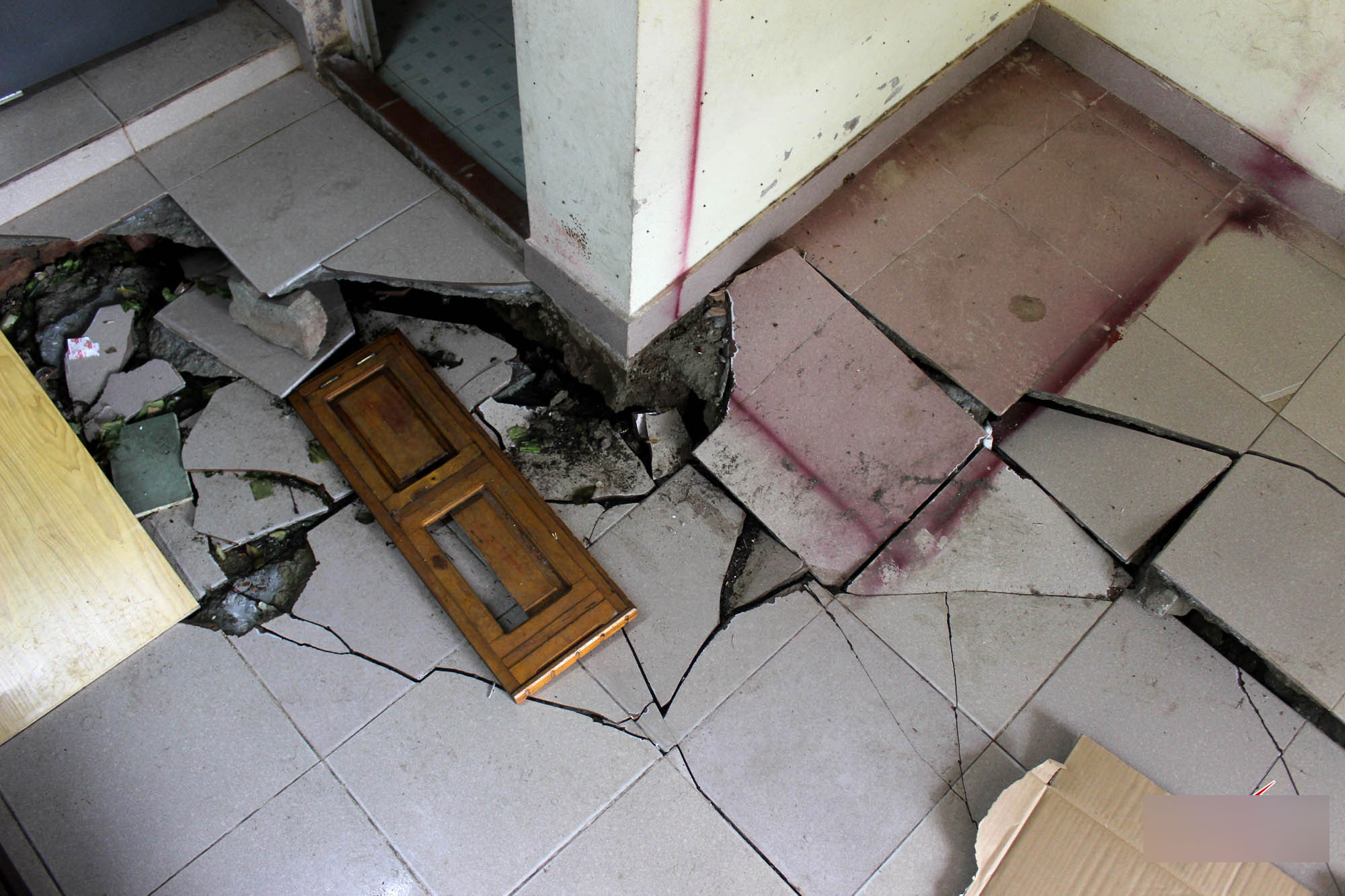 Hà Nội: Bỏ chạy trong đêm vì nền nhà sụt lún