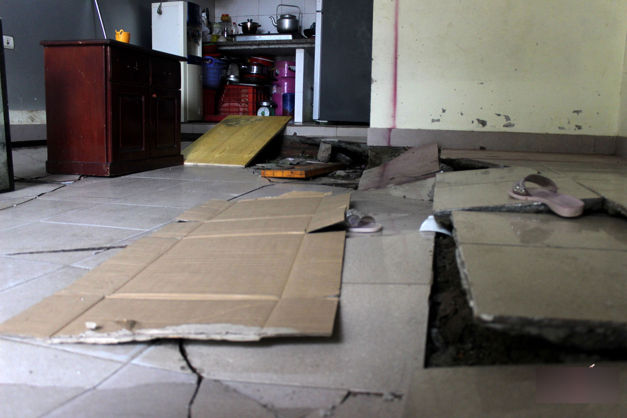 Hà Nội: Bỏ chạy trong đêm vì nền nhà sụt lún