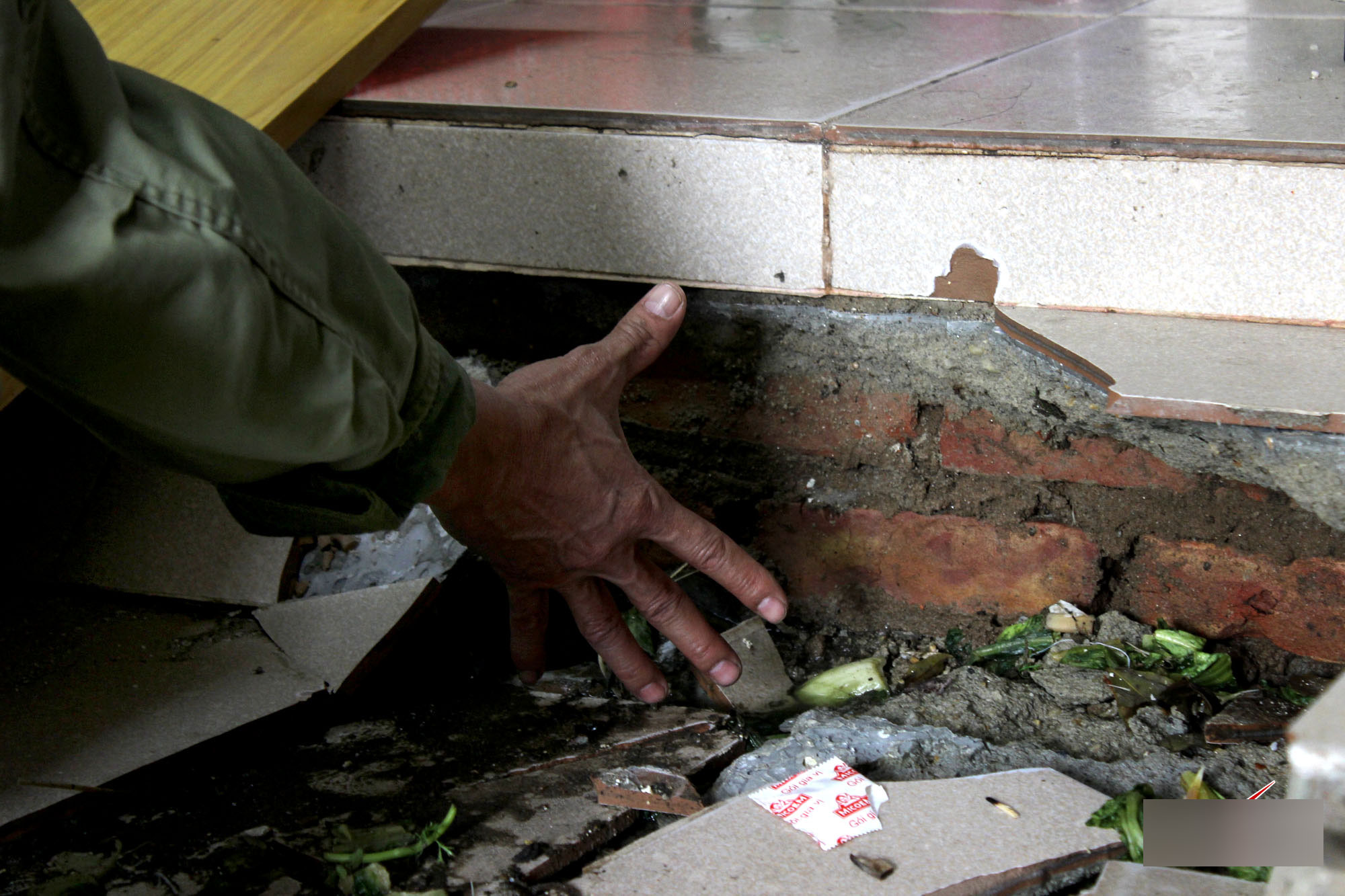 Hà Nội: Bỏ chạy trong đêm vì nền nhà sụt lún