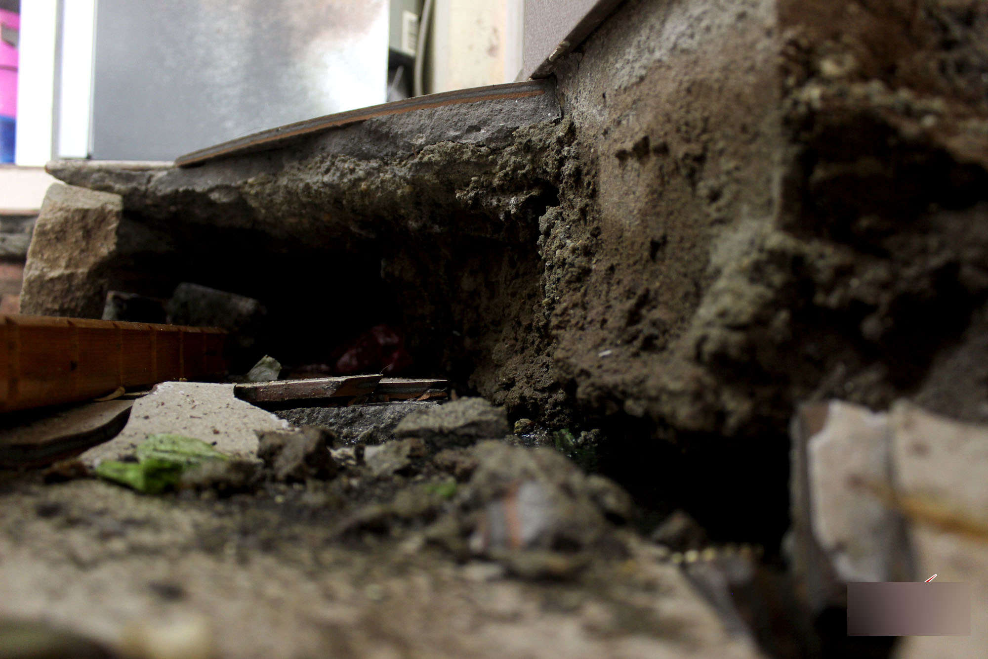 Hà Nội: Bỏ chạy trong đêm vì nền nhà sụt lún