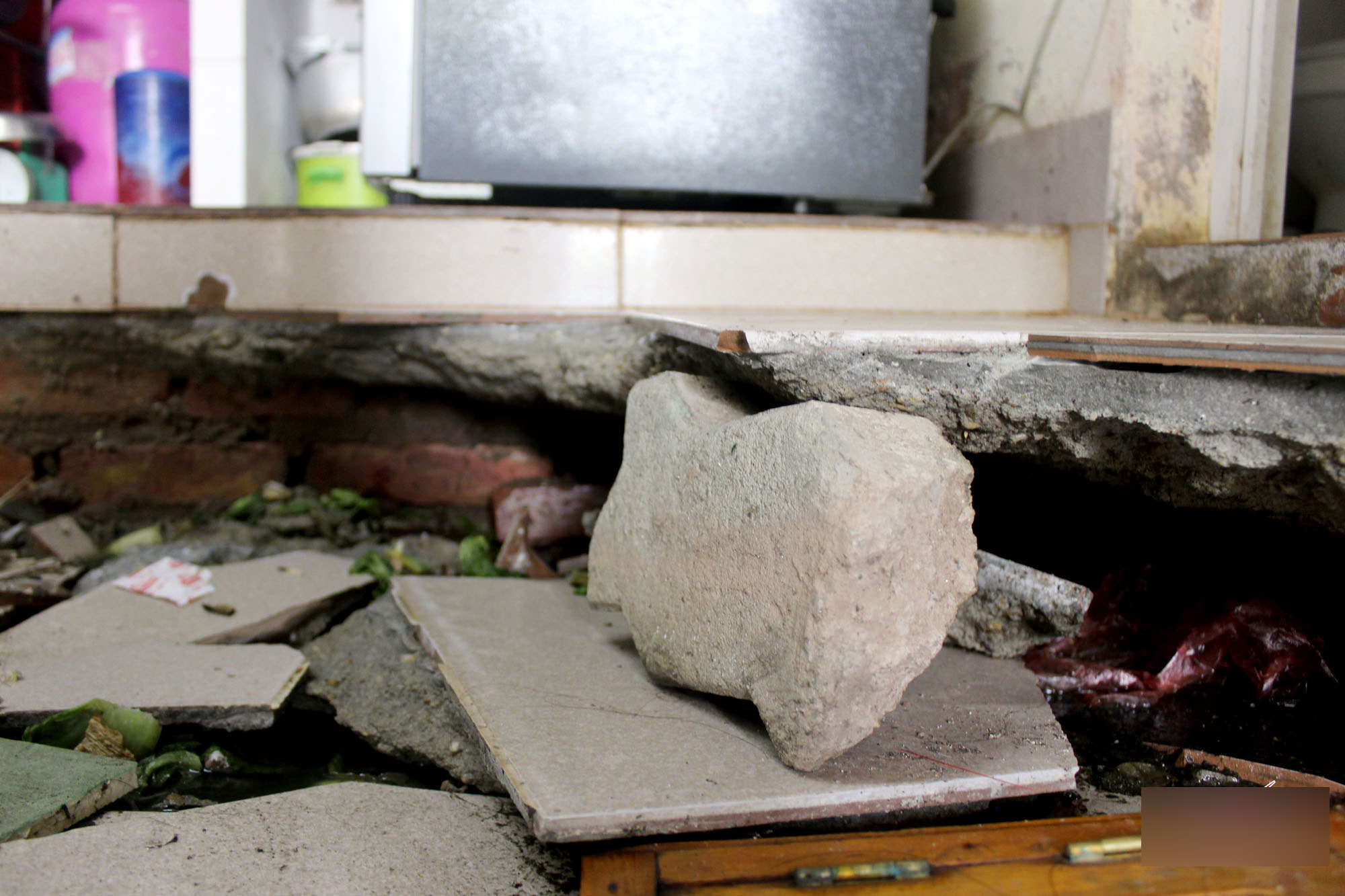 Hà Nội: Bỏ chạy trong đêm vì nền nhà sụt lún