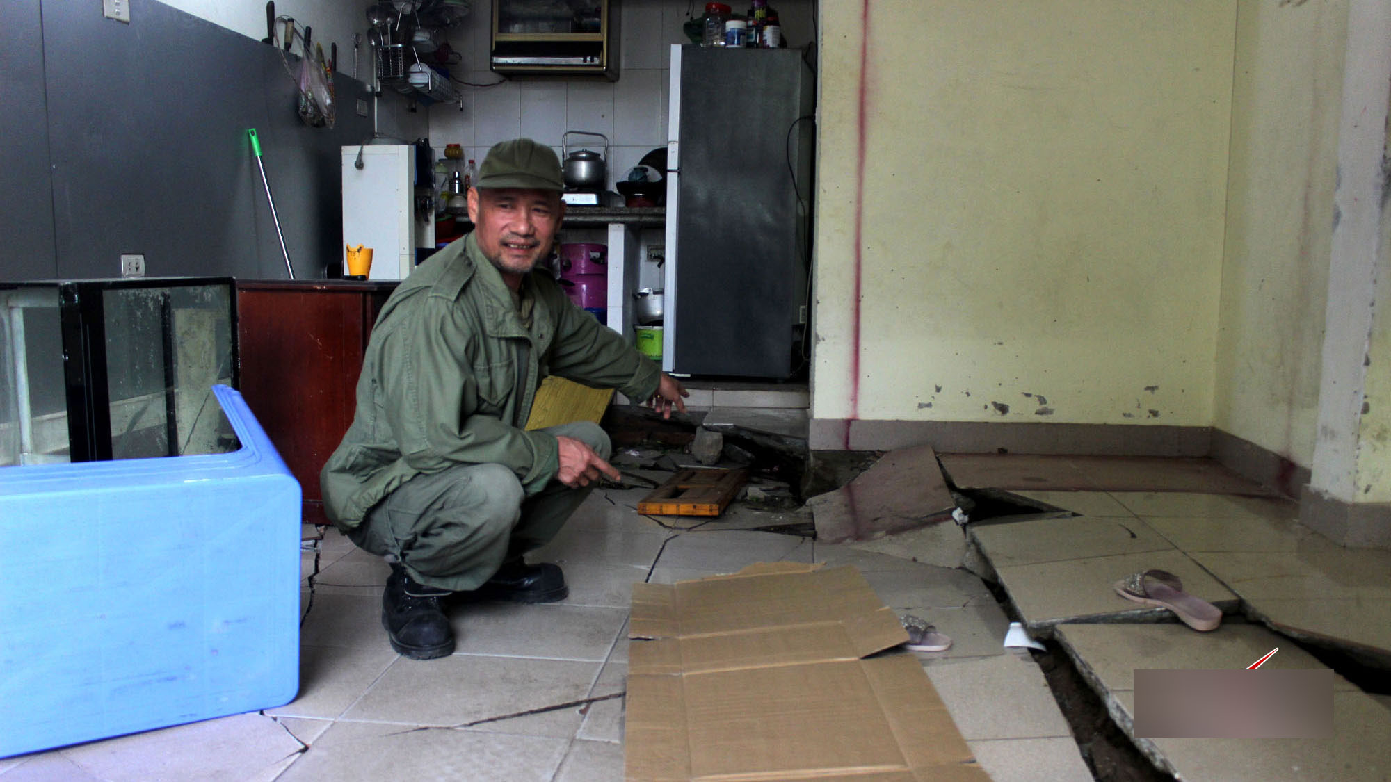 Hà Nội: Bỏ chạy trong đêm vì nền nhà sụt lún