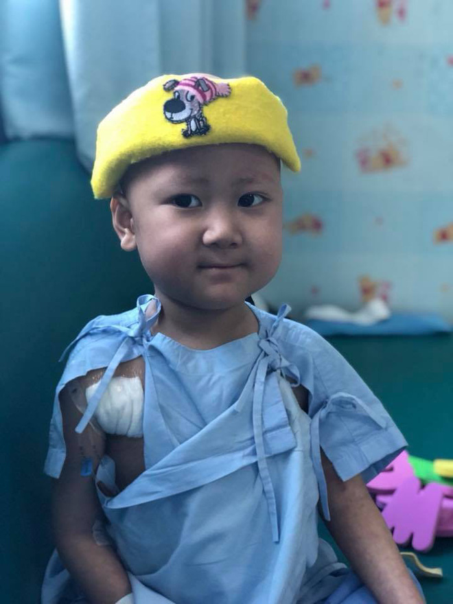 Ngày phát hiện con bị ung thư máu, cả thế giới dường như sụp đổ dưới chân mẹ