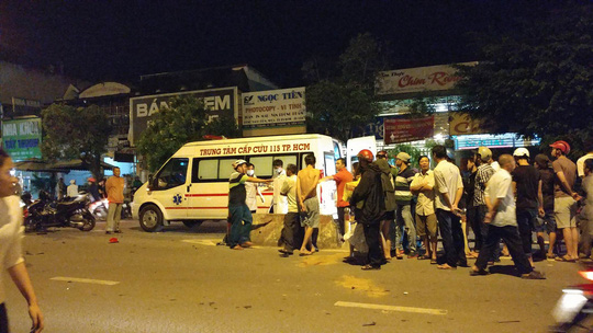 Cắm đầu xe vào dải phân cách, 3 người nguy kịch