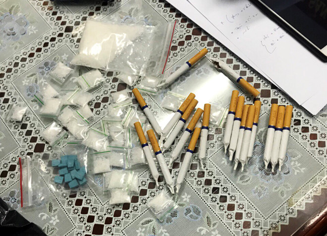 Cả trăm người tìm cách thoát thân khi cảnh sát ập vào quán bar