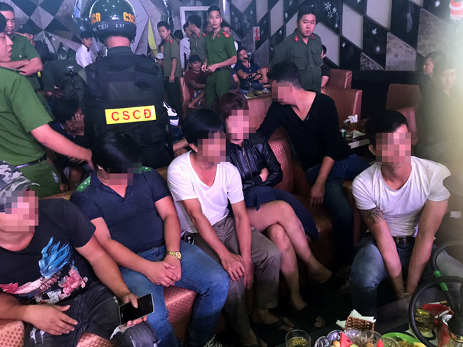 Cả trăm người tìm cách thoát thân khi cảnh sát ập vào quán bar