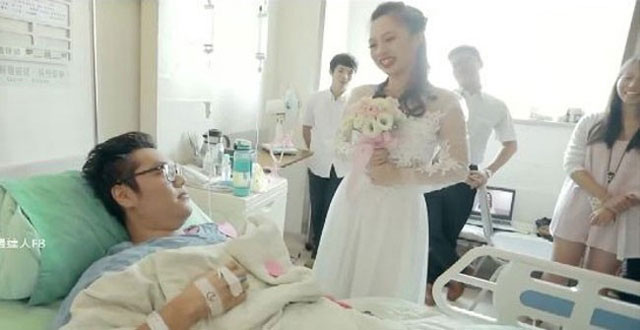 Bạn trai đòi chia tay vì bị tai nạn, cô gái cầu hôn ngay tại giường bệnh