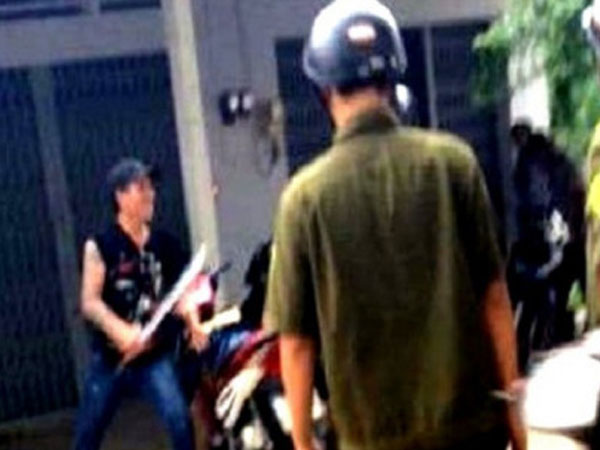 Giải cứu cụ bà, trưởng công an xã bị chém vào đùi