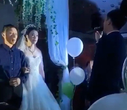 Trong đám cưới, chú rể xung phong hát một bài khiến bố vợ tái mặt Trong đám cưới, chú rể xung phong hát một bài khiến bố vợ tái mặt