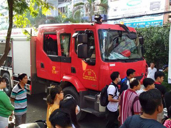 5 người chạy lên sân thượng thoát chết trong công ty in vải bốc cháy ngùn ngụt