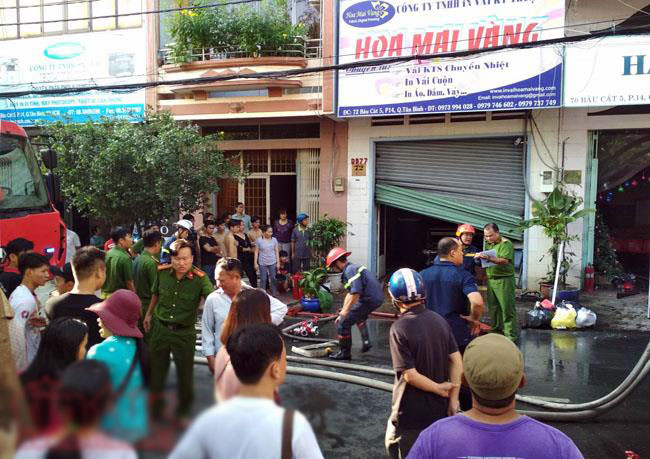 5 người chạy lên sân thượng thoát chết trong công ty in vải bốc cháy ngùn ngụt