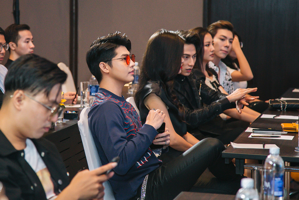 Đông Nhi - Noo Phước Thịnh rạn nứt, lạnh nhạt dù ngồi cạnh nhau? Đông Nhi - Noo Phước Thịnh rạn nứt, lạnh nhạt dù ngồi cạnh nhau?
