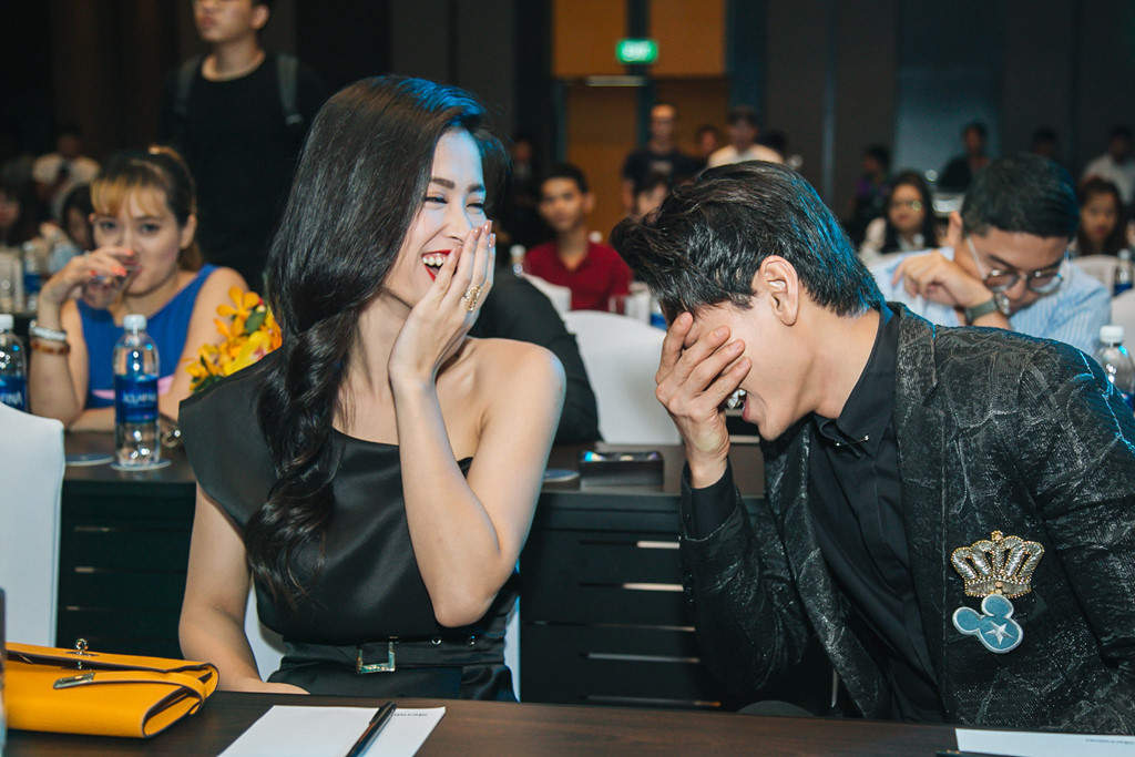 Đông Nhi - Noo Phước Thịnh rạn nứt, lạnh nhạt dù ngồi cạnh nhau? Đông Nhi - Noo Phước Thịnh rạn nứt, lạnh nhạt dù ngồi cạnh nhau?