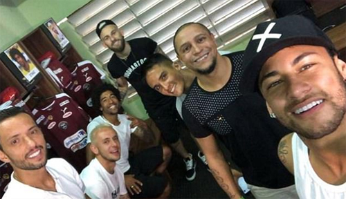 Đội của Neymar thắng 11-7 trong trận đấu từ thiện