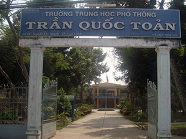 Nữ sinh cấp 3 dùng dao đâm gục bạn ngay tại trường