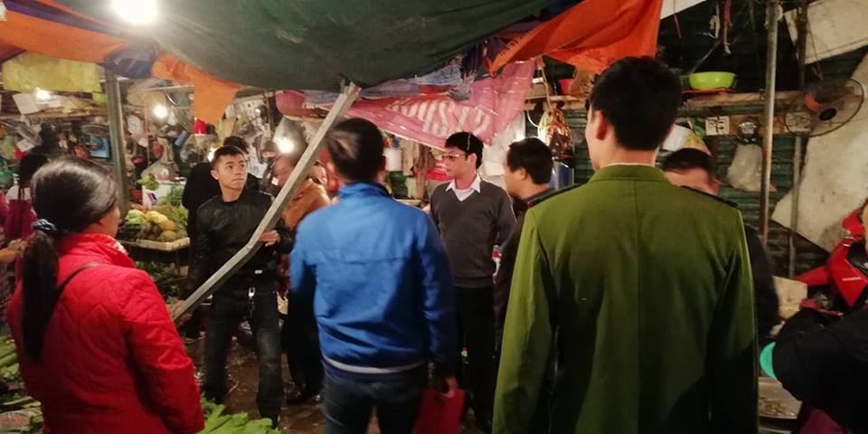 Người dân bỏ chạy tán loạn khi ống sắt dài 2m rơi thẳng xuống chợ