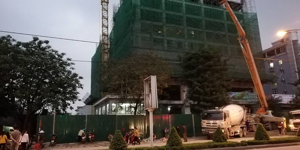 Người dân bỏ chạy tán loạn khi ống sắt dài 2m rơi thẳng xuống chợ