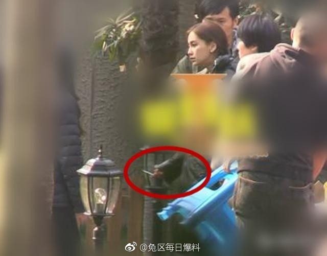 Bà mẹ bỉm sữa Angela Baby nhận chỉ trích gay gắt vì lộ ảnh phì phèo hút thuốc lá