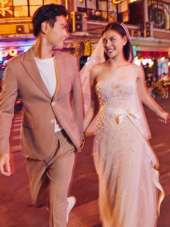 Ngắm trọn bộ hình cưới đẹp long lanh của Chúng Huyền Thanh và chồng điển trai