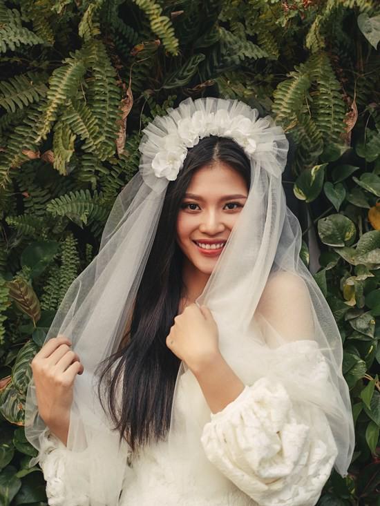 Ngắm trọn bộ hình cưới đẹp long lanh của Chúng Huyền Thanh và chồng điển trai