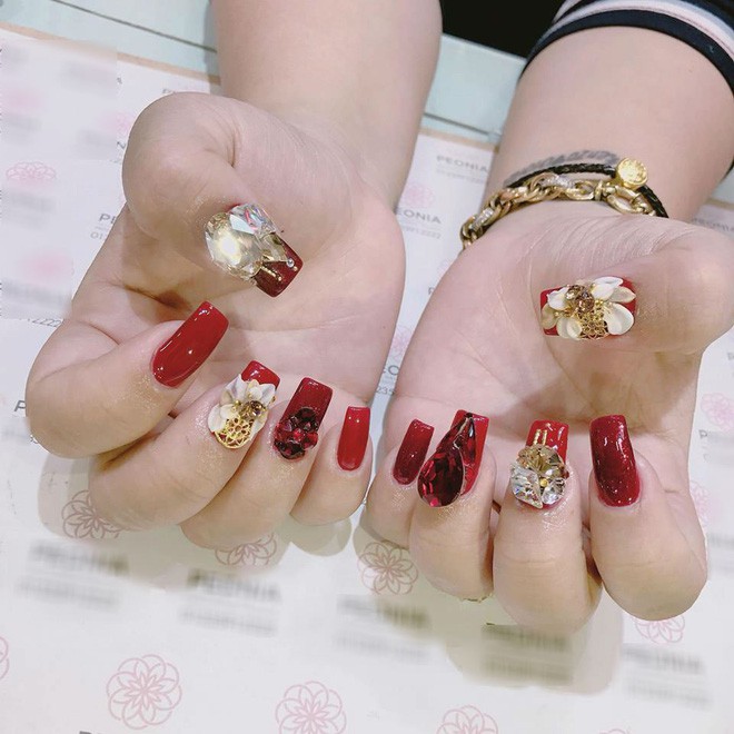 Cô nàng khoe làm bộ móng 800 nghìn đón năm mới rất ưng, chị em nhào vào chê tơi tả