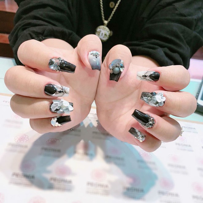 Cô nàng khoe làm bộ móng 800 nghìn đón năm mới rất ưng, chị em nhào vào chê tơi tả