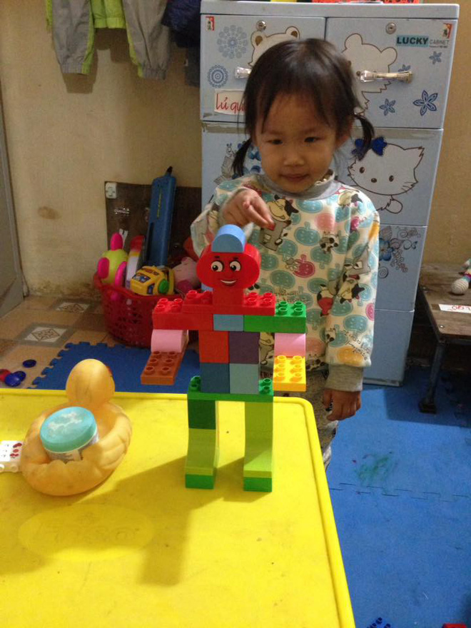 Bé nào cũng thích đồ chơi, nhưng mấy ai có bố khéo tay như nhà sáng chế thế này, làm xe tự lái tặng con gái mới chịu