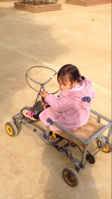 Bé nào cũng thích đồ chơi, nhưng mấy ai có bố khéo tay như nhà sáng chế thế này, làm xe tự lái tặng con gái mới chịu
