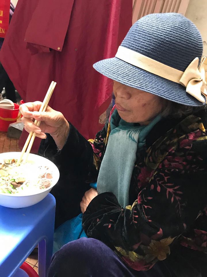 Chủ quán bún ngan Nhàn nổi tiếng Hà Nội bị tố mắng chửi cụ bà vì yêu cầu ăn tô 30 nghìn: Bà nói ít thôi, cháu không cần bán cho bà