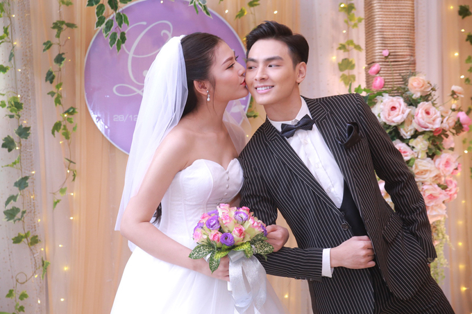 Vợ chồng Chúng Huyền Thanh hôn nhau trong lễ cưới