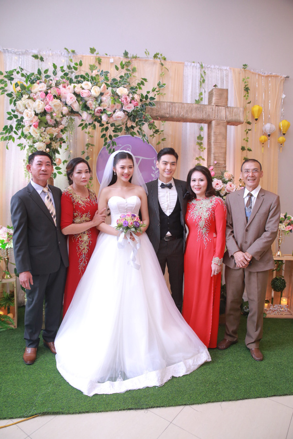Vợ chồng Chúng Huyền Thanh hôn nhau trong lễ cưới Vợ chồng Chúng Huyền Thanh hôn nhau trong lễ cưới